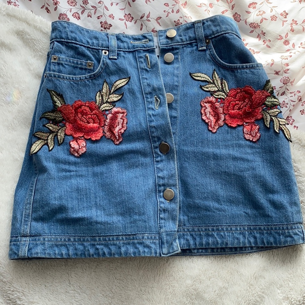 High waisted jean skirt with flower embroidery